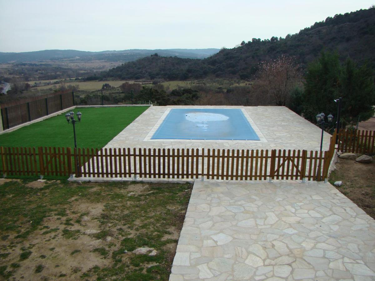 Chalet con piscina y BBQ para 10 personas San Martin de Valdeiglesias Bagian luar foto